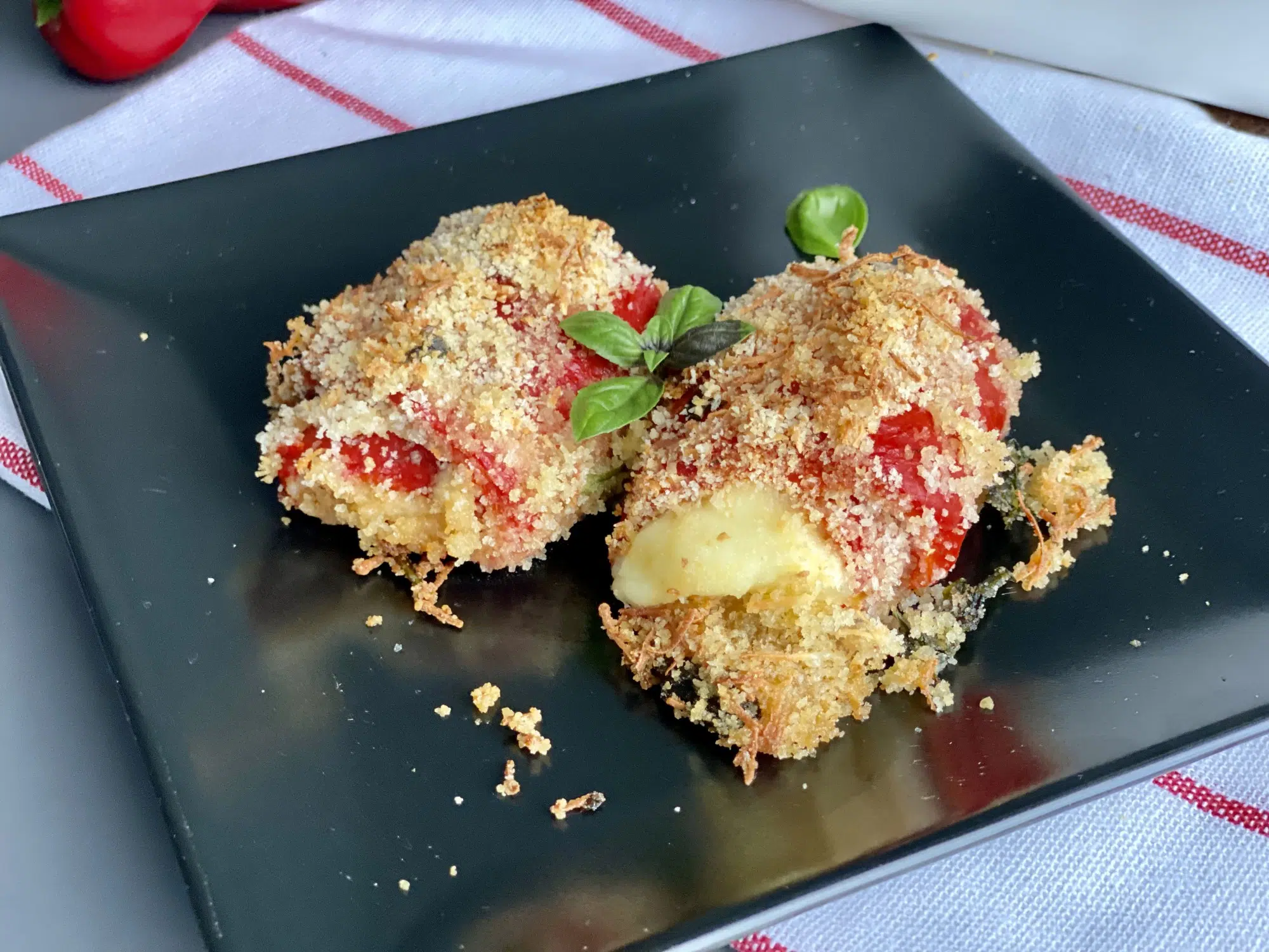 Rulouri de ardei kapia copti, umplute cu cascaval – gratinate