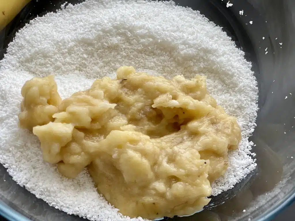 F777FD12-C963-48D1-A6CF-179236C4A970 Bomboane cu nuca de cocos si banane