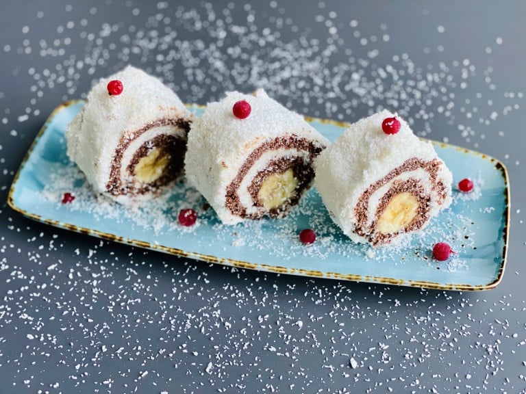 Rulada din nuca de cocos umpluta cu banana – fara coacere