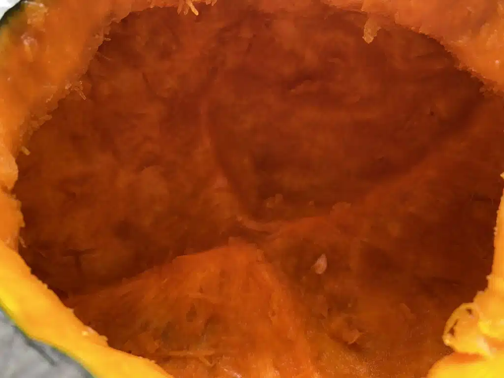 77354859-9945-4395-B29A-60B0EBEFD398 Dovleac umplut cu sarmalute – la cuptor