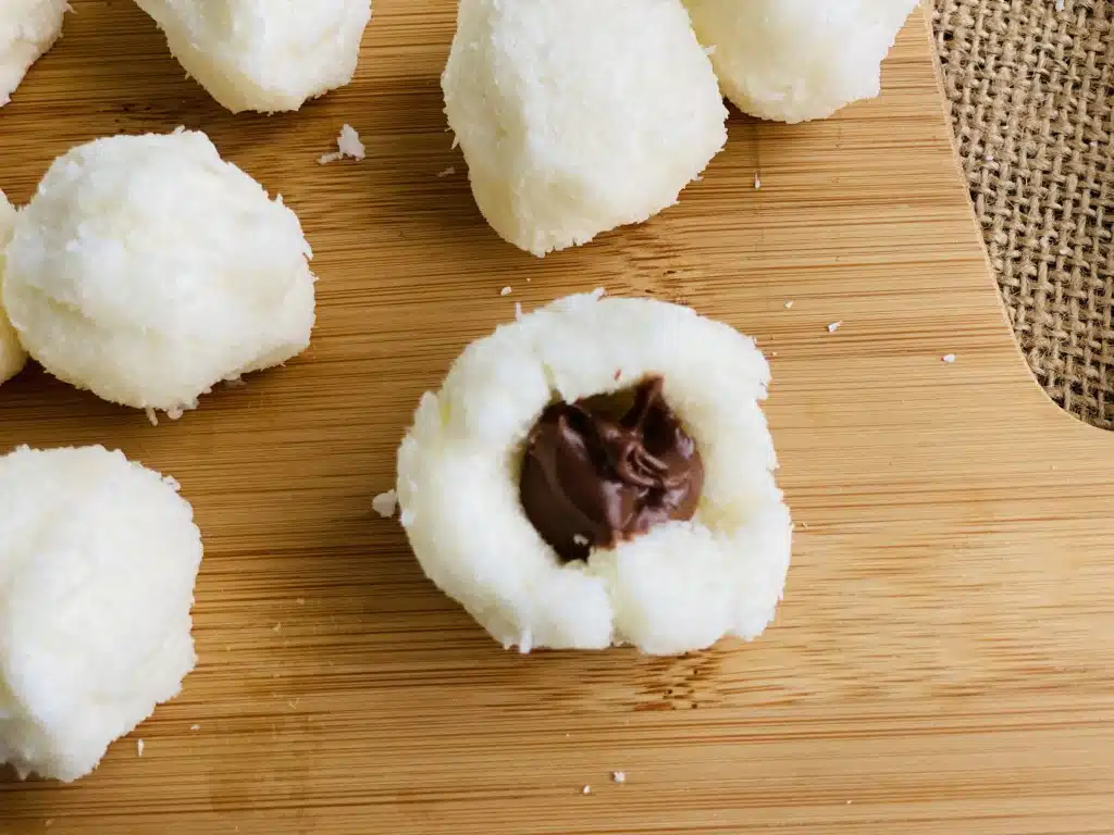 2801B473-92D7-4574-BDEB-6FA1343FAA47 Bomboane din nuca de cocos umplute cu nutella