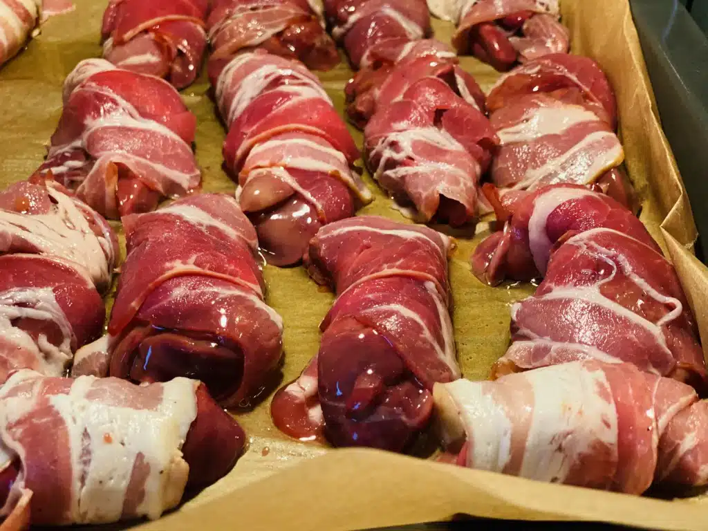 334DDCA0-5257-4C64-B05A-C4B04013E7EE Ficatei de pui inveliti in bacon