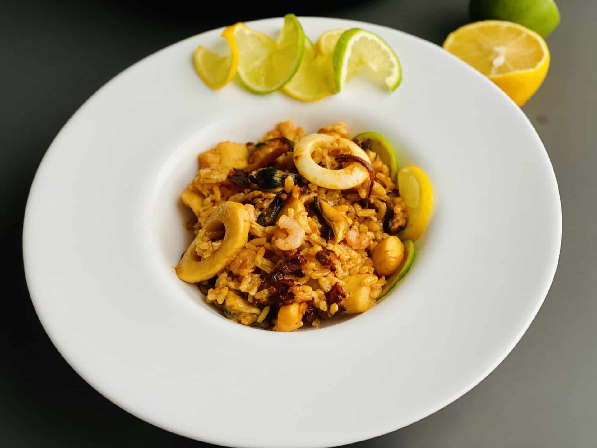 Paella cu fructe de mare