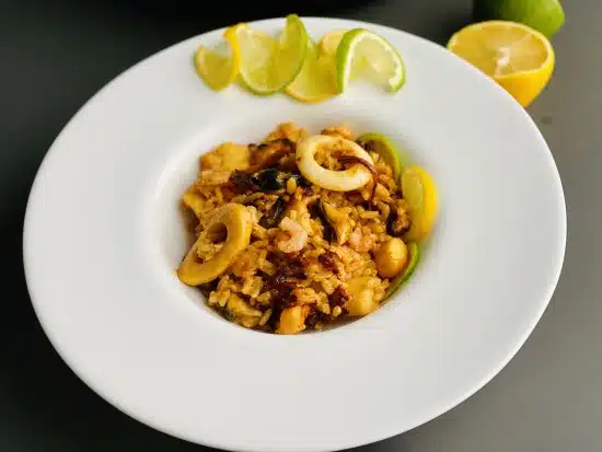 Paella cu fructe de mare