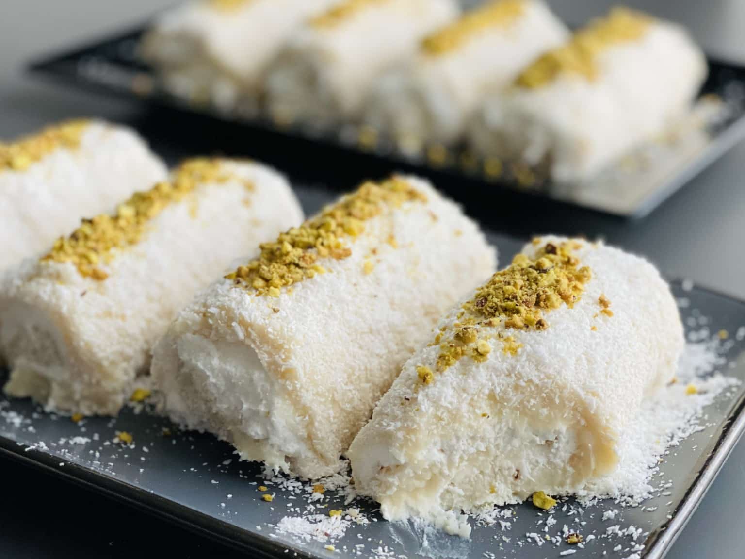 Rulada sultanului cu frisca, nuca si fistic Pofta de ceva bun