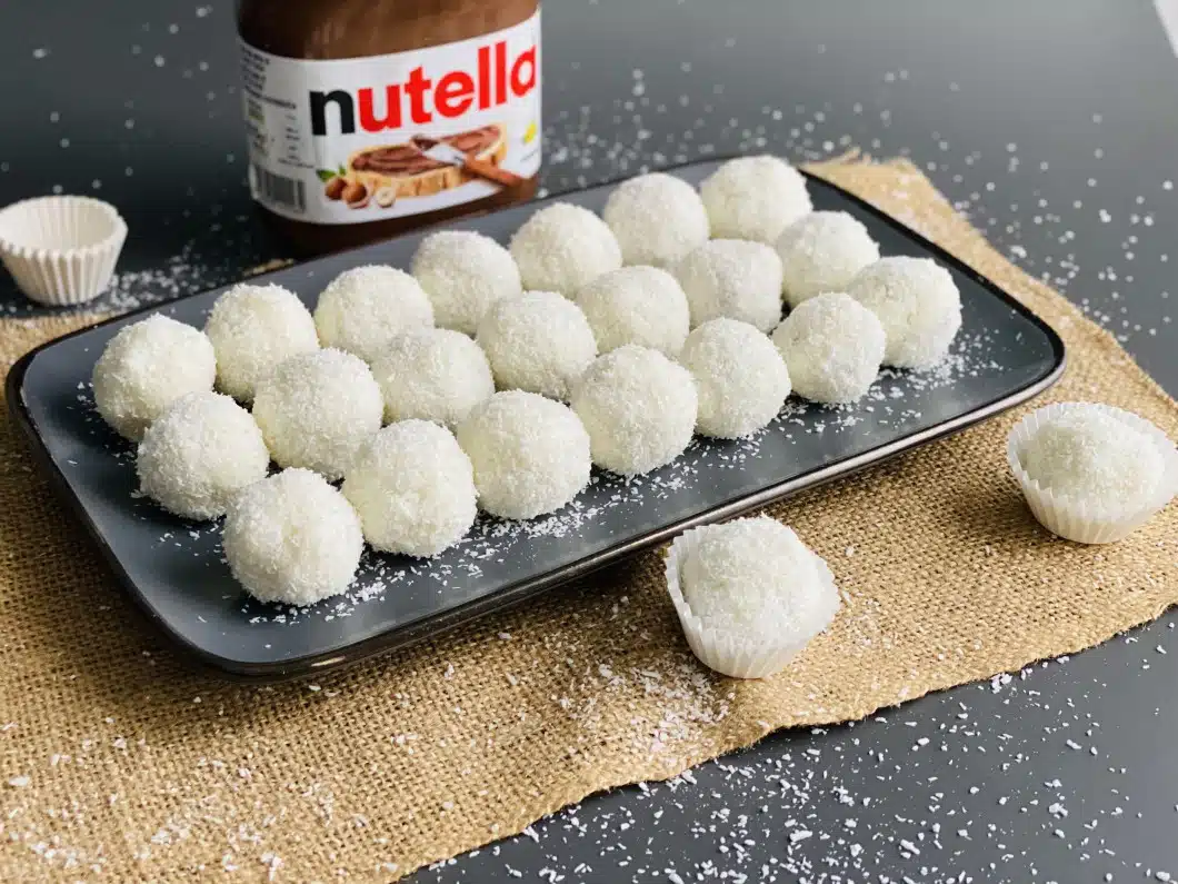 Bomboane din nuca de cocos umplute cu nutella