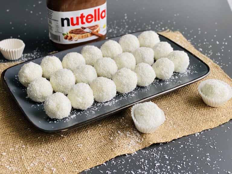 Bomboane din nuca de cocos umplute cu nutella