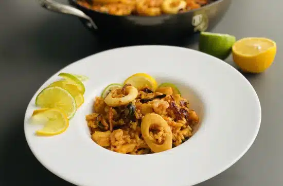 Paella cu fructe de mare