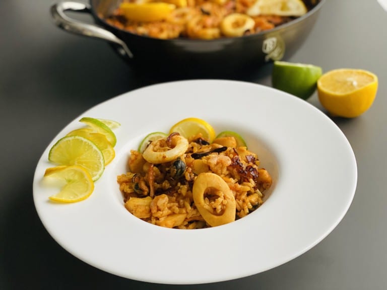 Paella cu fructe de mare