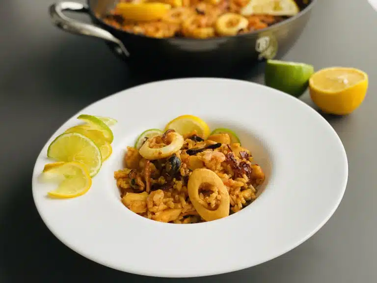 Paella cu fructe de mare