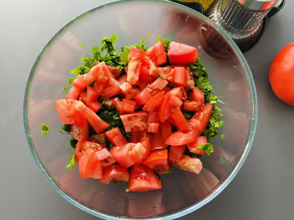 01526272-7551-467B-957C-82A80662308E Tabboulleh ( Taboulé) – Salata de patrunjel verde cu bulgur – libaneza