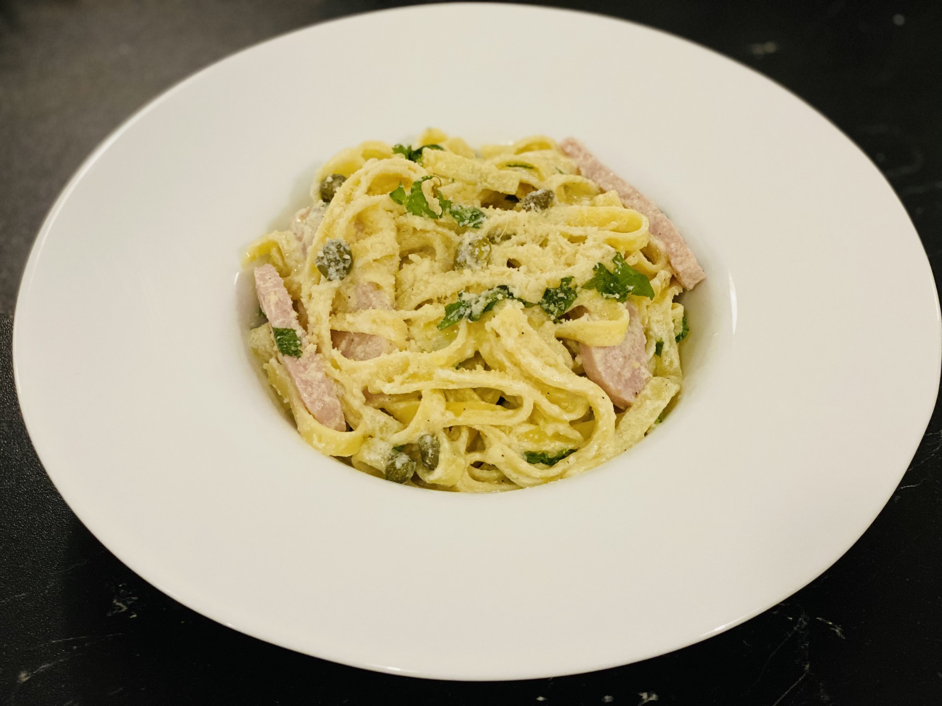 Tagliatelle cu sos alb, capere si sunca de Praga