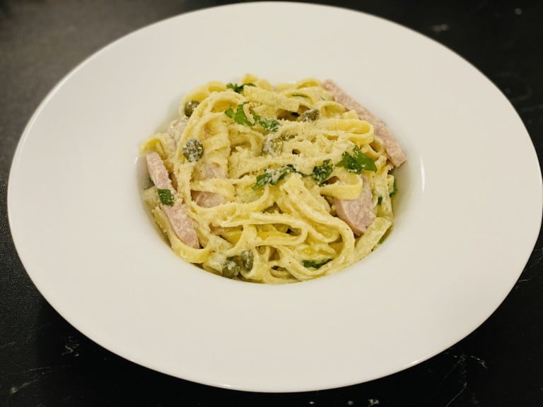 Tagliatelle cu sos alb, capere si sunca de Praga