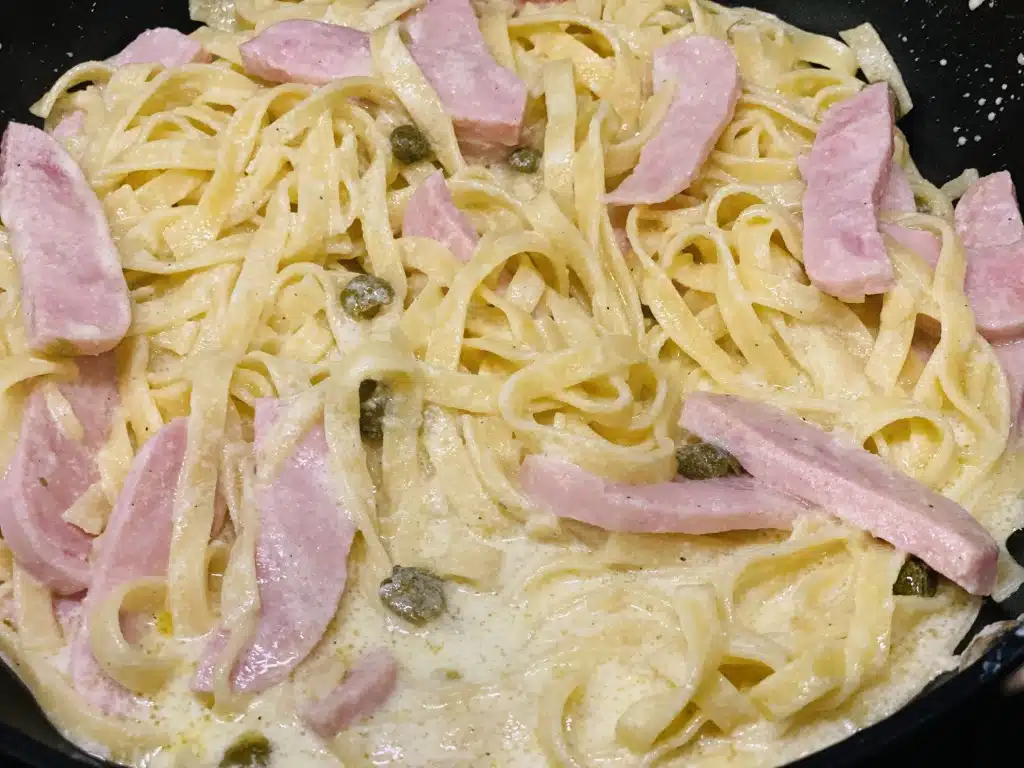 947A6F7E-B4B8-4666-9963-D436E0707778 Tagliatelle cu sos alb, capere si sunca de Praga