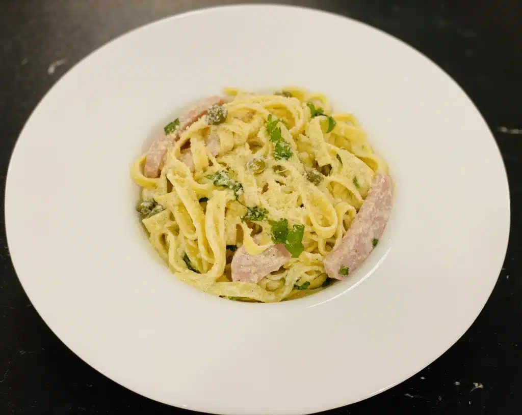 AFAAA85E-406D-47C7-9DAD-C75C3420D016 Tagliatelle cu sos alb, capere si sunca de Praga
