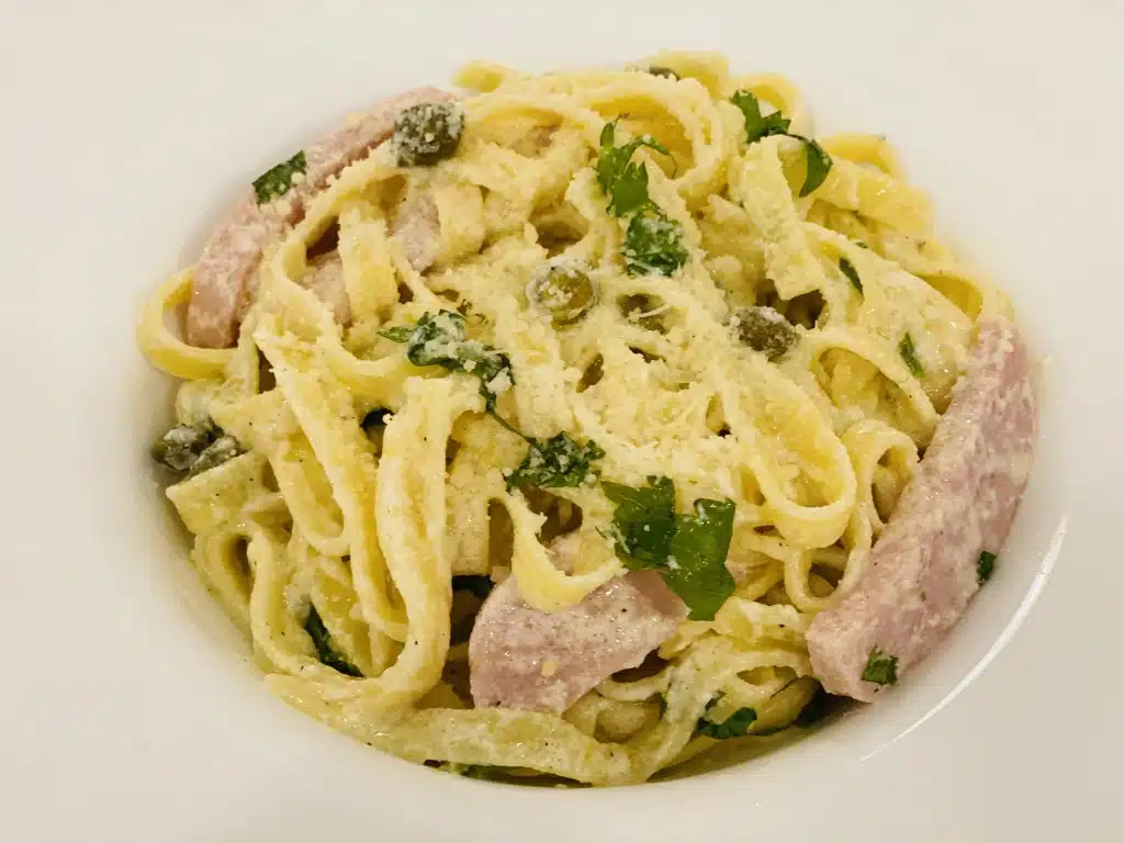 D91762F8-C1E1-4F65-AC3F-AD30849DB814 Tagliatelle cu sos alb, capere si sunca de Praga