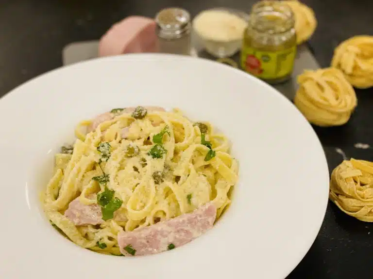 Tagliatelle cu sos alb, capere si sunca de Praga