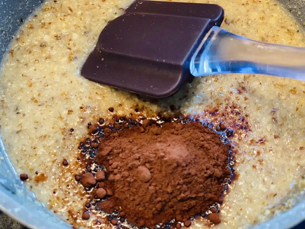 0F3EDA50-66FE-4E0E-8C40-D71F6728F87D Mucenici umpluti cu crema de cacao, nuca si rahat, insiropati si decorati – de post