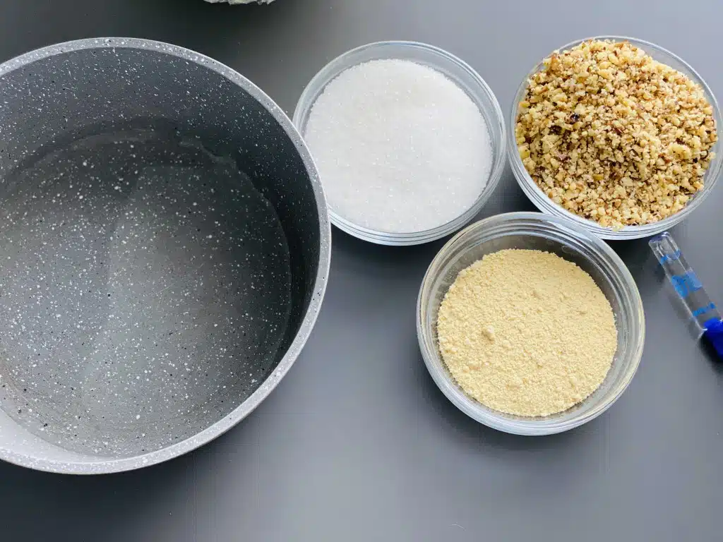 934CC57A-DC51-488C-896B-537C769E7DFA Mucenici umpluti cu crema de cacao, nuca si rahat, insiropati si decorati – de post
