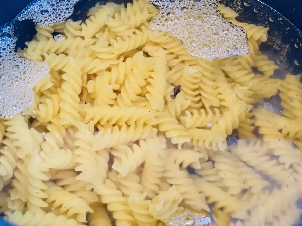 008F2E91-79BF-4F4D-9C37-A1789F01DE16 Paste fusilli cu sos pesto de leurda (usturoi salbatic)