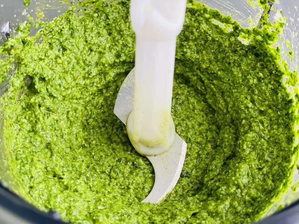 1DF843F1-0083-446E-B6AF-3AADEC3EFFE1 Pesto de leurda (usturoi salbatic)