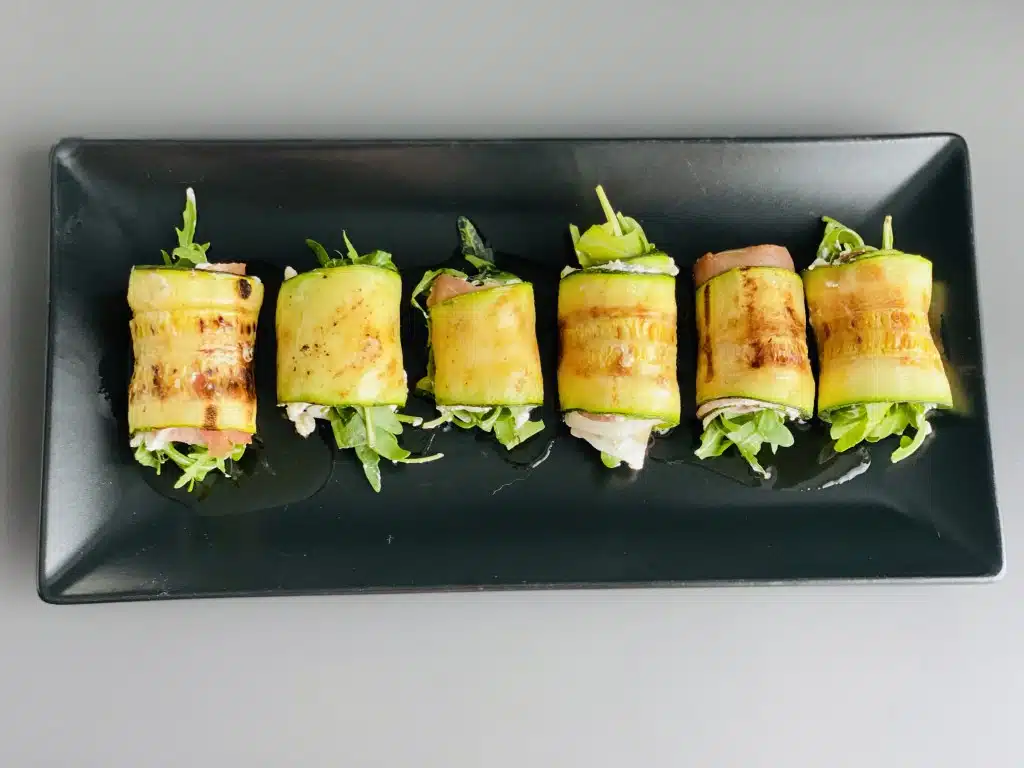 6723F8E9-DB1F-4ADA-8DBB-6D566F0546B6 Rulouri din dovlecei zucchini