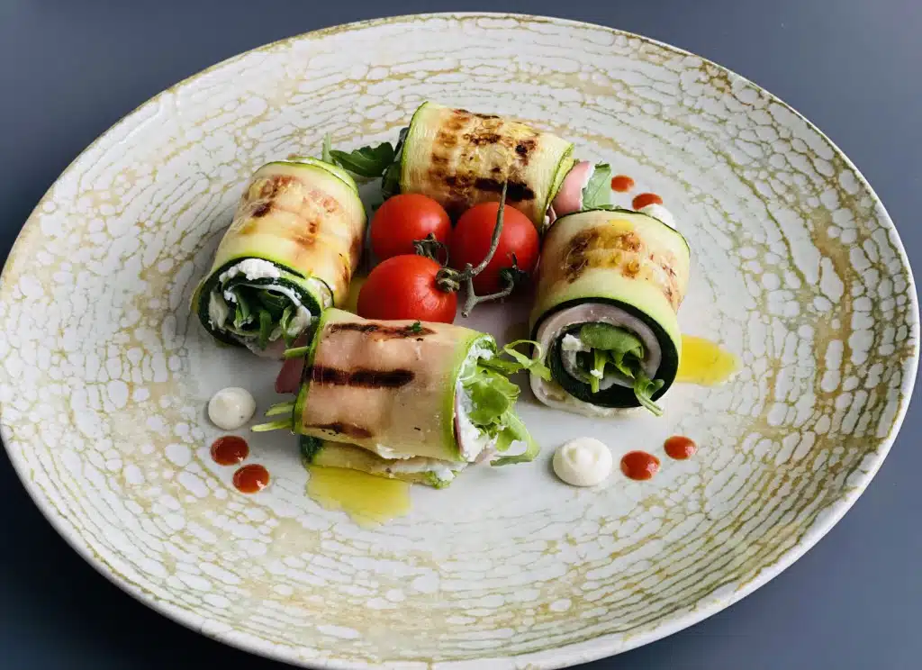 861657A9-33A0-4B3F-AD79-935892830105 Rulouri din dovlecei zucchini