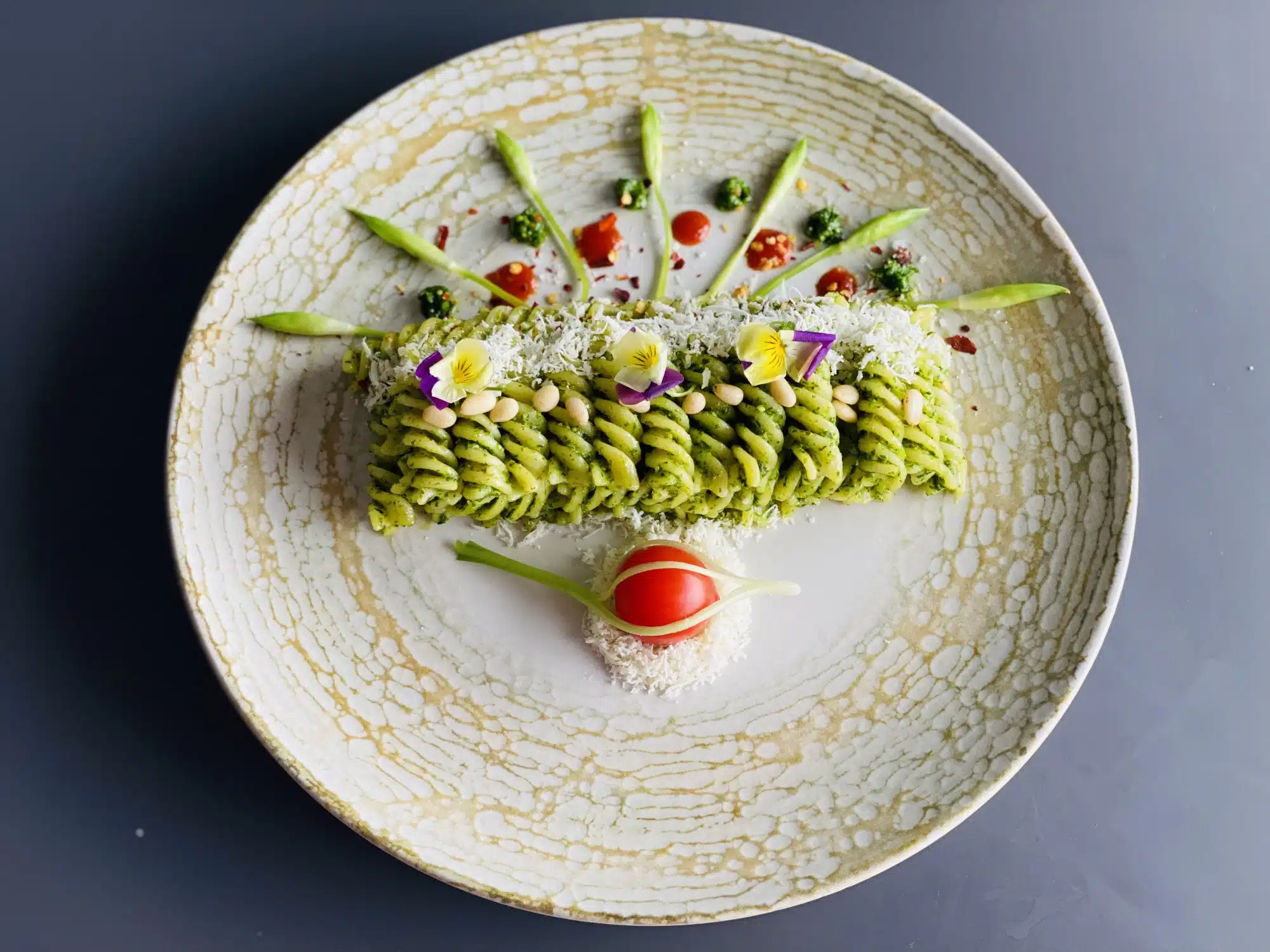 Paste fusilli cu sos pesto de leurda (usturoi salbatic)