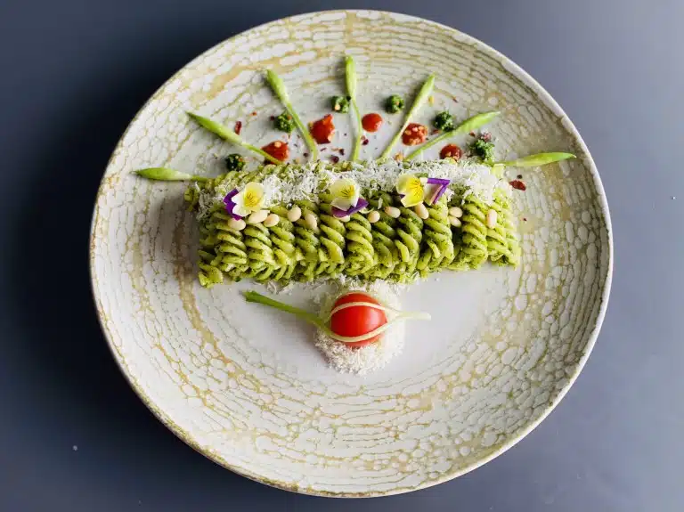 Paste fusilli cu sos pesto de leurda (usturoi salbatic)