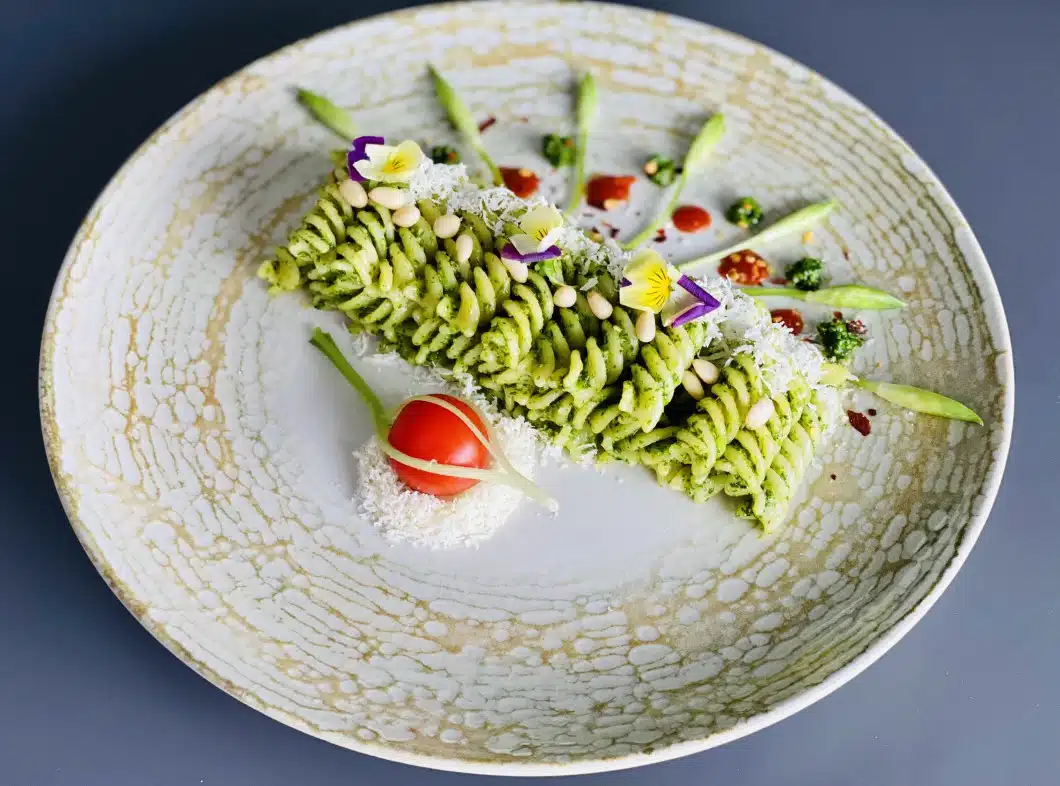 Paste fusilli cu sos pesto de leurda (usturoi salbatic)