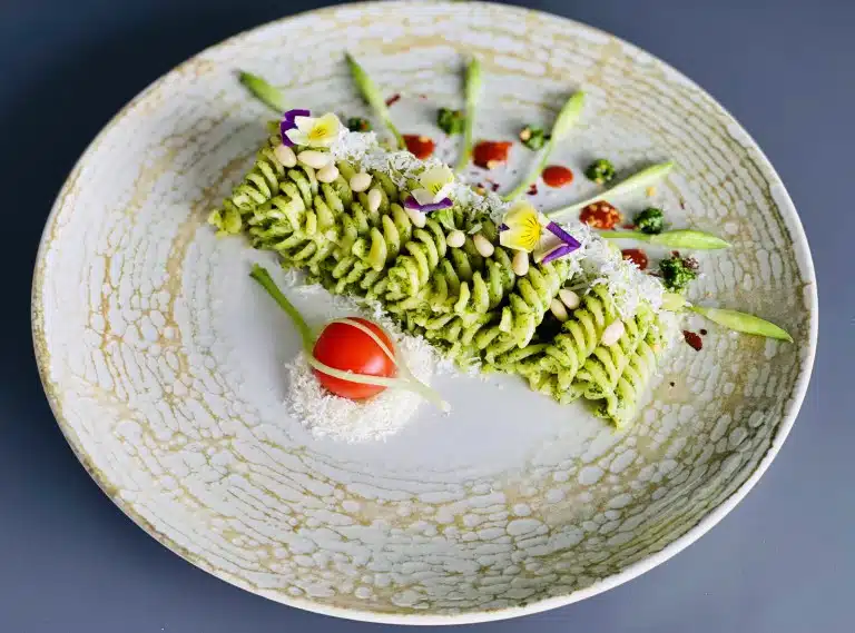 Paste fusilli cu sos pesto de leurda (usturoi salbatic)