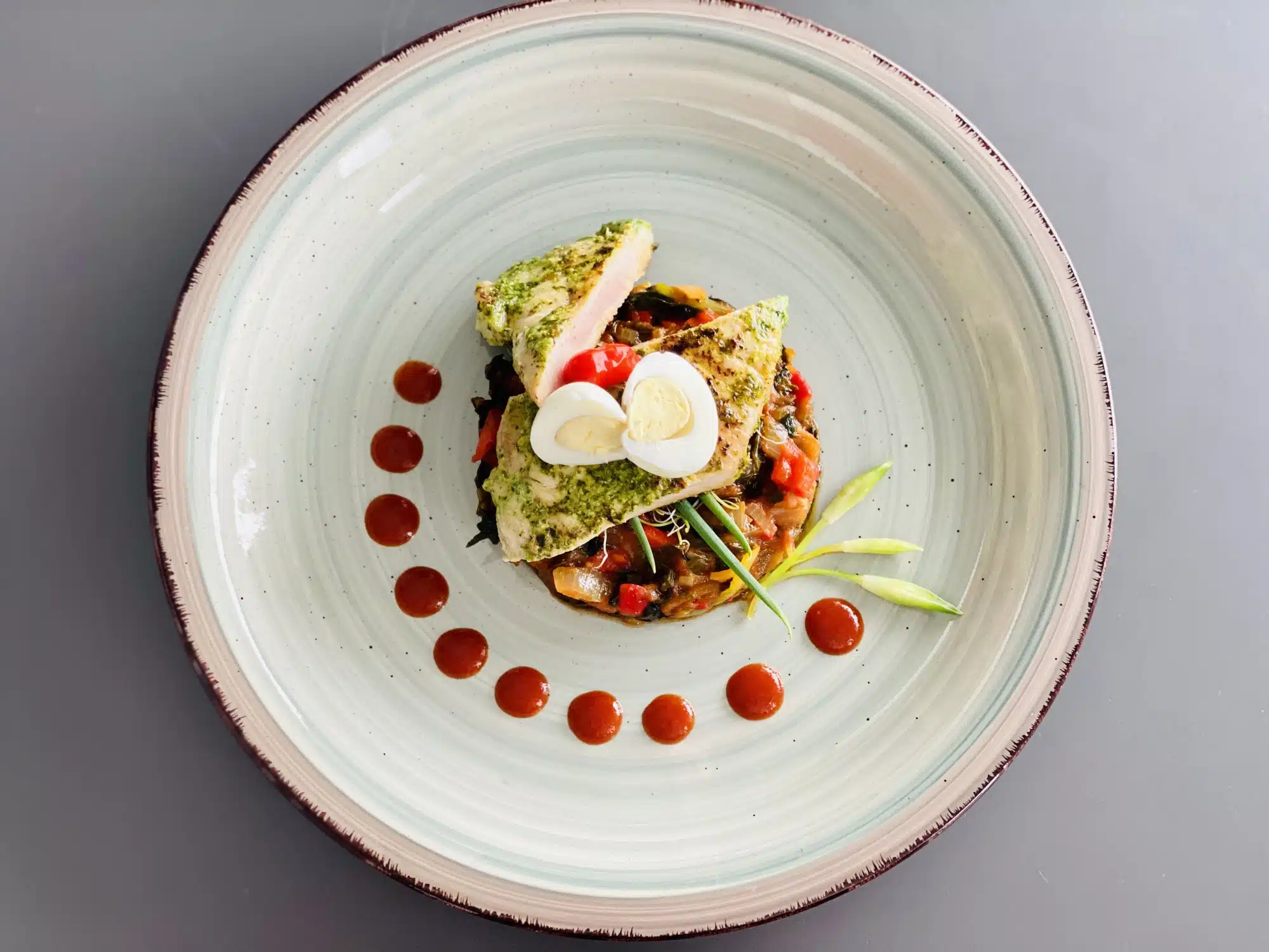 Cotlet de porc aromatizat in pesto de patrunjel