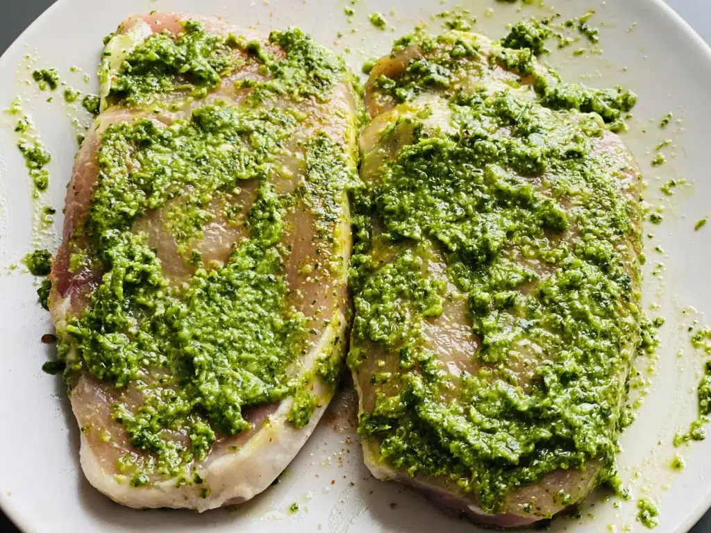 4DA9AFCA-97CF-469F-BDC3-449BB3928790 Cotlet de porc aromatizat in pesto de patrunjel