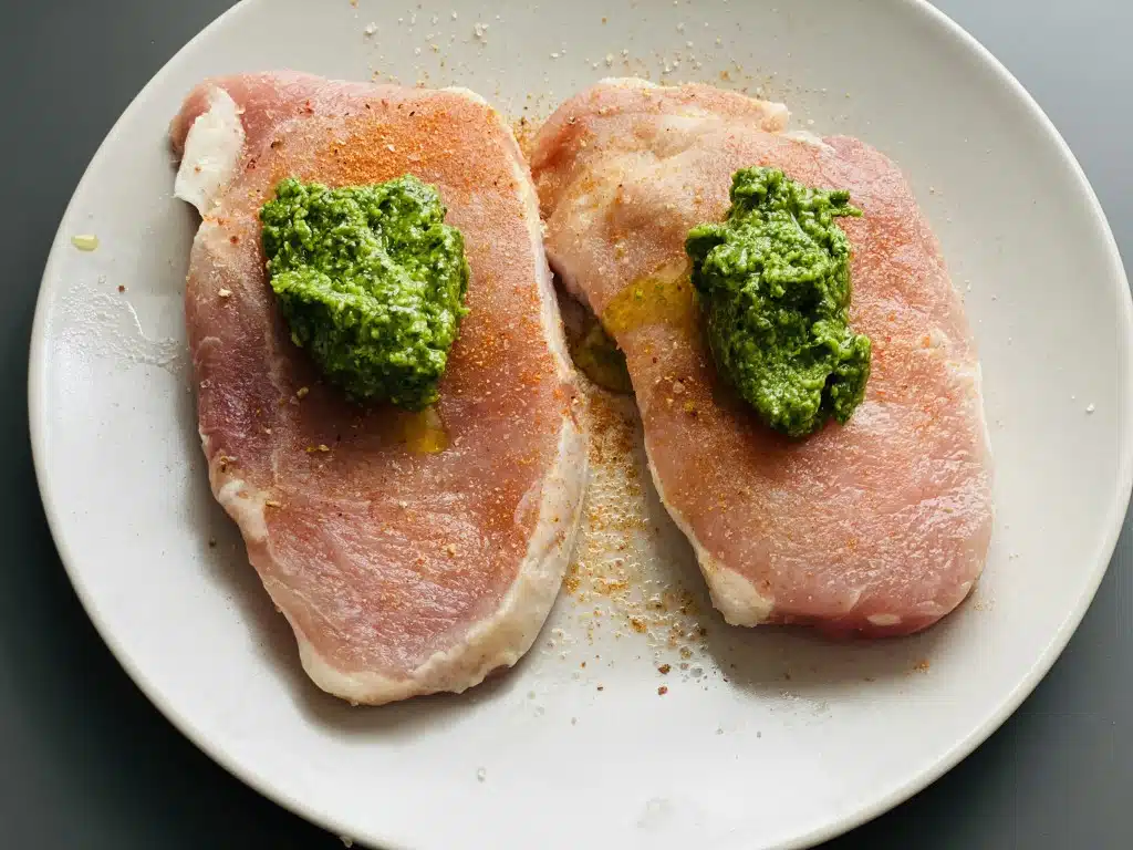 593FA622-B1E4-48F1-B72F-9D8A4F763DD9 Cotlet de porc aromatizat in pesto de patrunjel