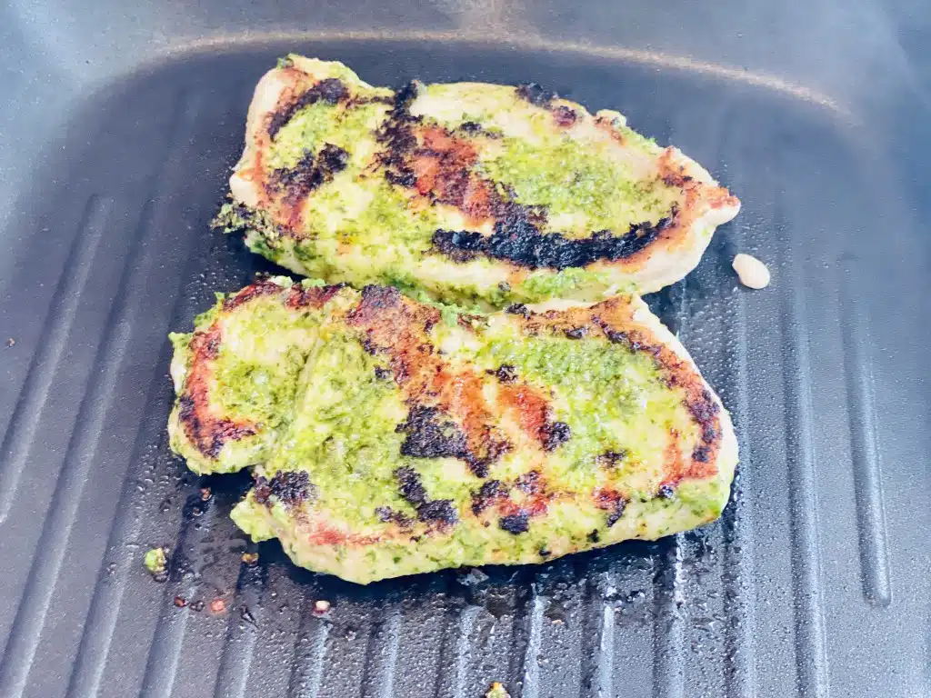 72BE45DD-963D-44C1-904B-39CFBBB937B3 Cotlet de porc aromatizat in pesto de patrunjel