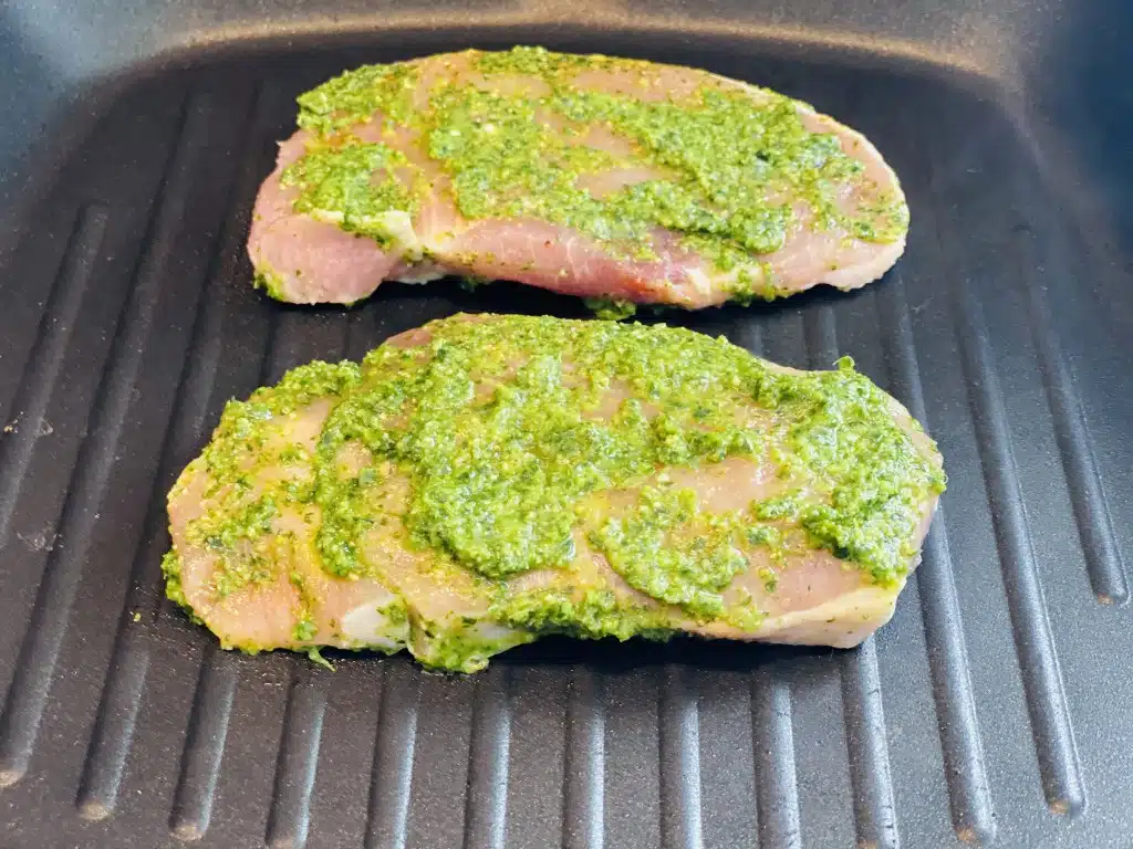ED3D35FB-FF24-4D97-BF06-9771E4873883 Cotlet de porc aromatizat in pesto de patrunjel