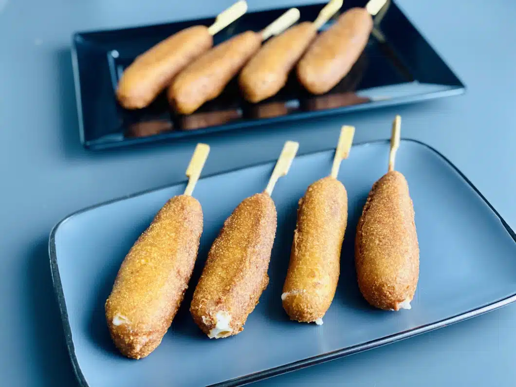 Corn dogs / Crenvursti in aluat de faina cu malai