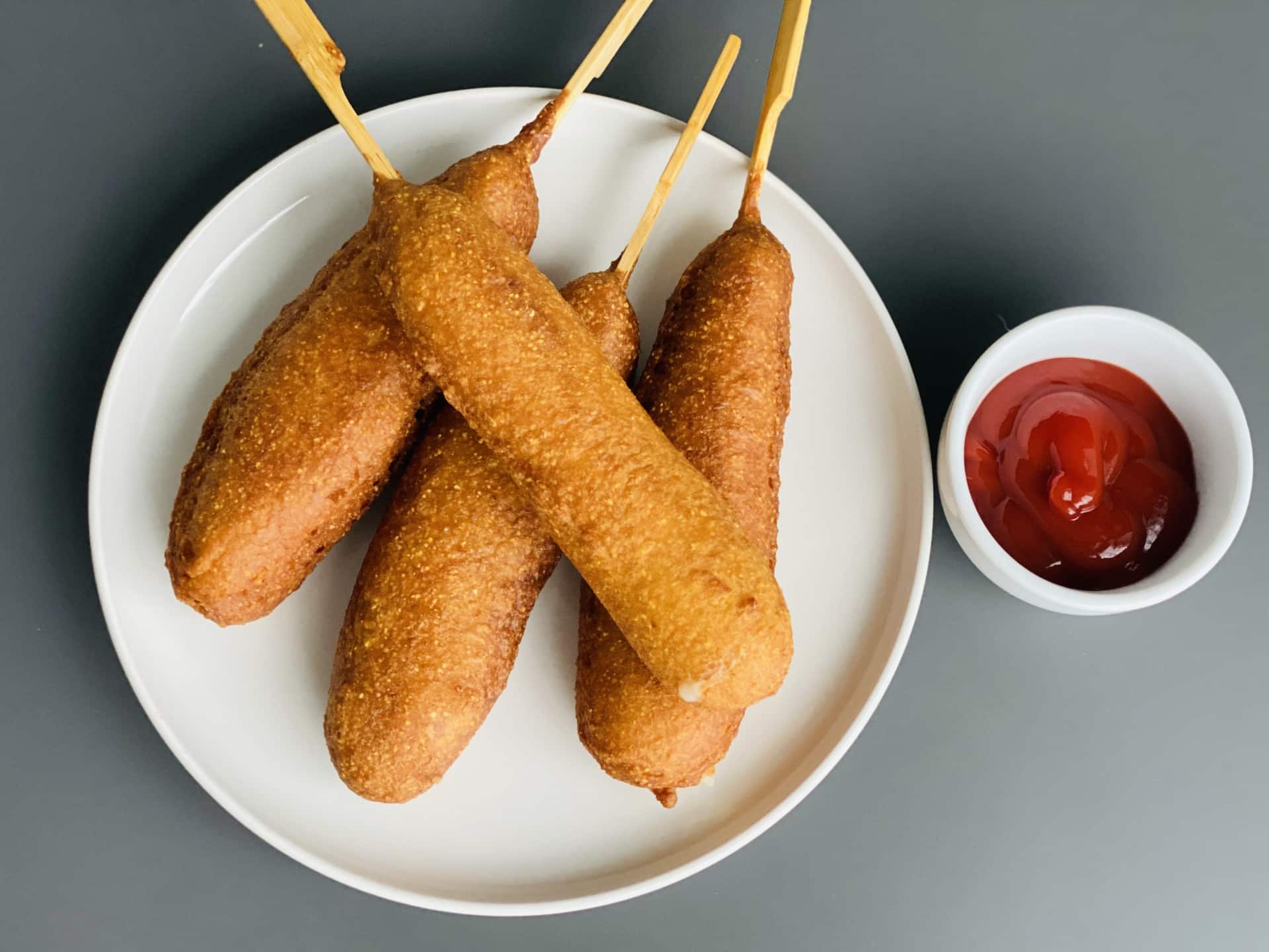 Corn dogs / Crenvursti in aluat de faina cu malai
