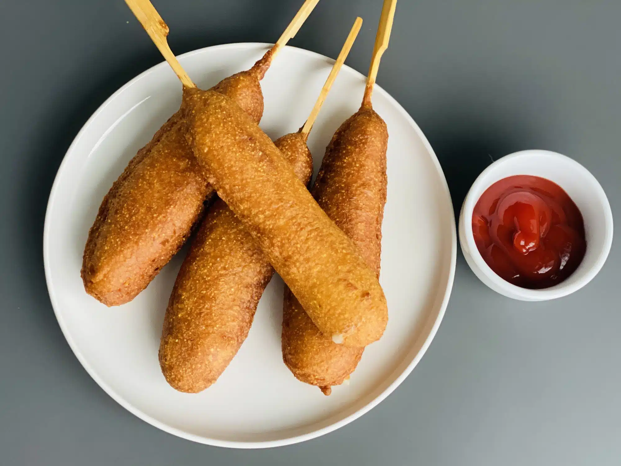 Corn dogs / Crenvursti in aluat de faina cu malai