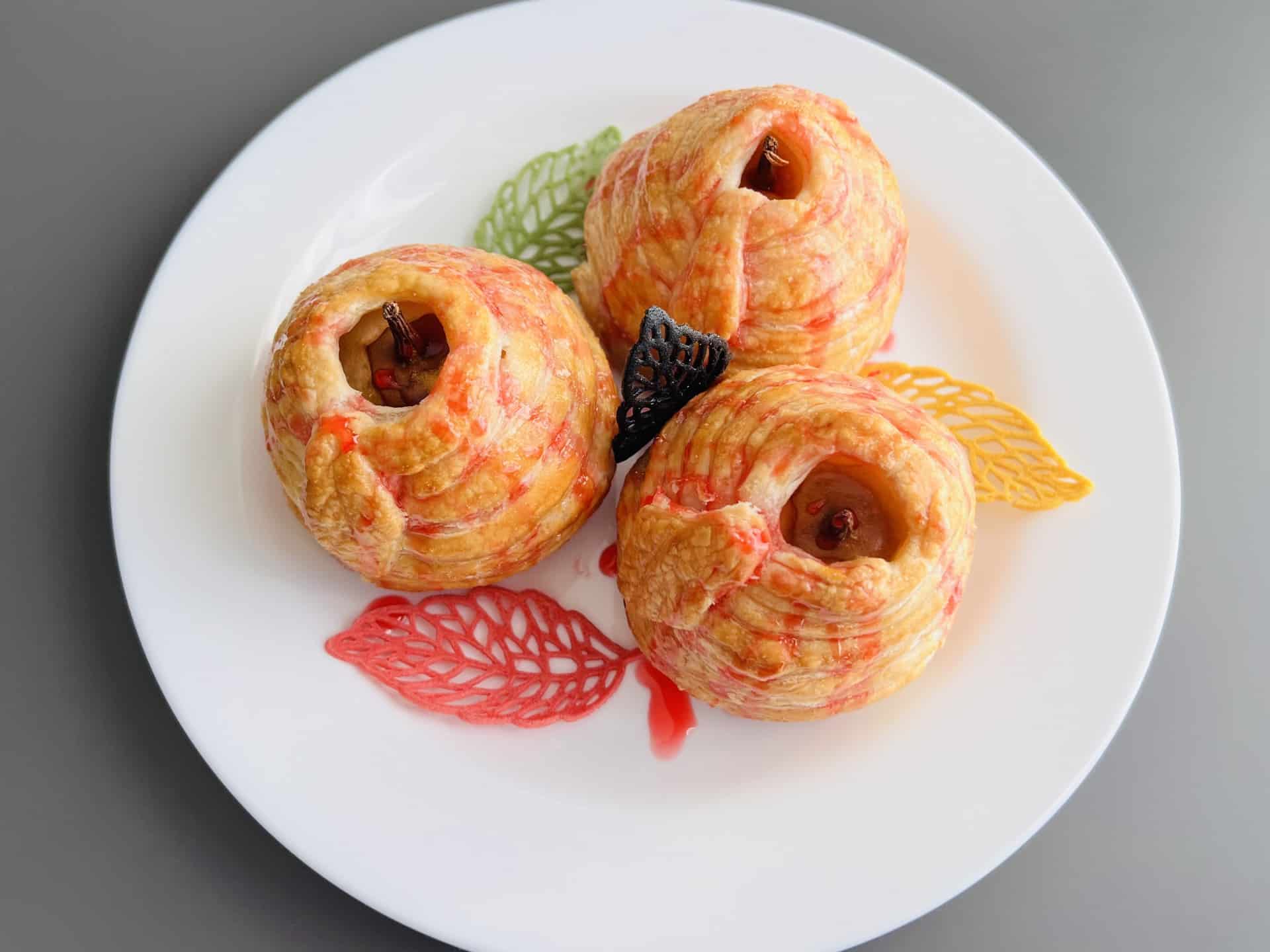 Pere umplute, infasurate in aluat foietaj – la cuptor