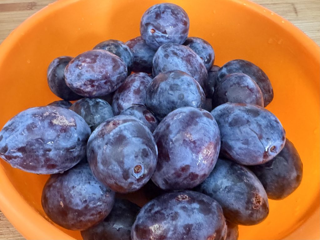 IMG_6468 Prune umplute cu miez de nucă la cuptor – rețeta confiată cu lămâie și scorțișoară