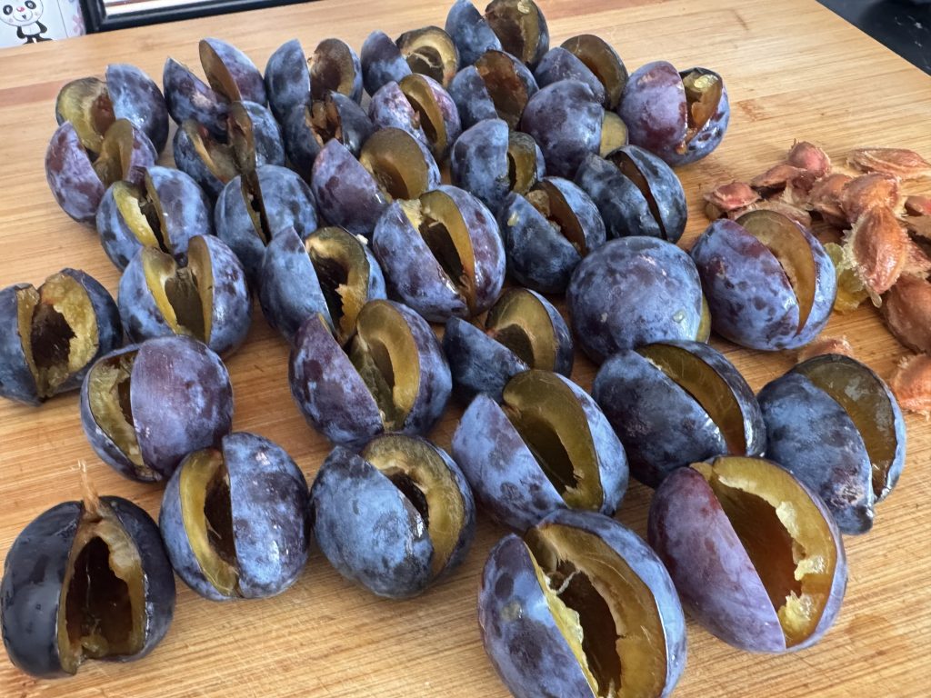 IMG_6474 Prune umplute cu miez de nucă la cuptor – rețeta confiată cu lămâie și scorțișoară
