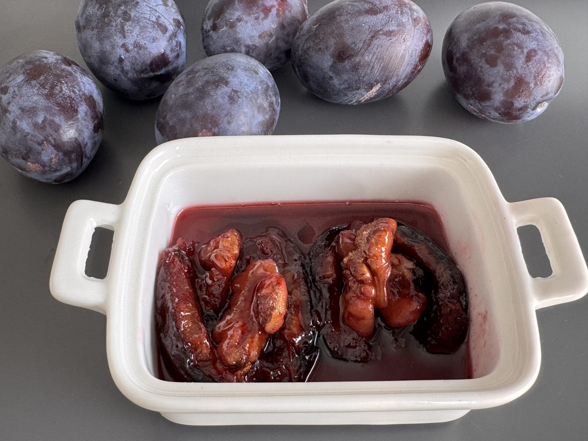 Prune umplute cu miez de nucă la cuptor – rețeta confiată cu lămâie și scorțișoară
