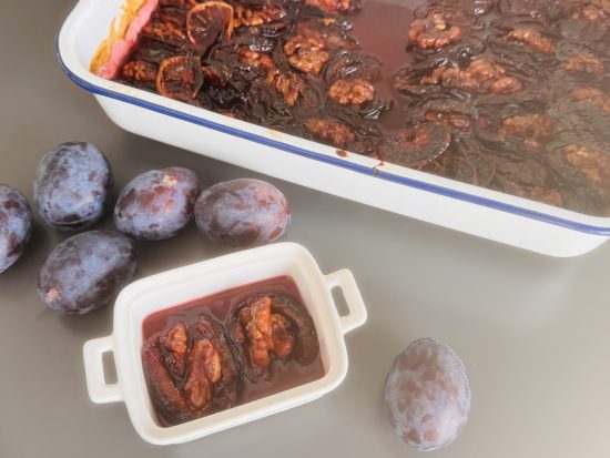 Prune umplute cu miez de nucă la cuptor – rețeta confiată cu lămâie și scorțișoară